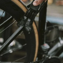 Dynamic bike careTwo Prong Brush - Brosse nettoyage vélo